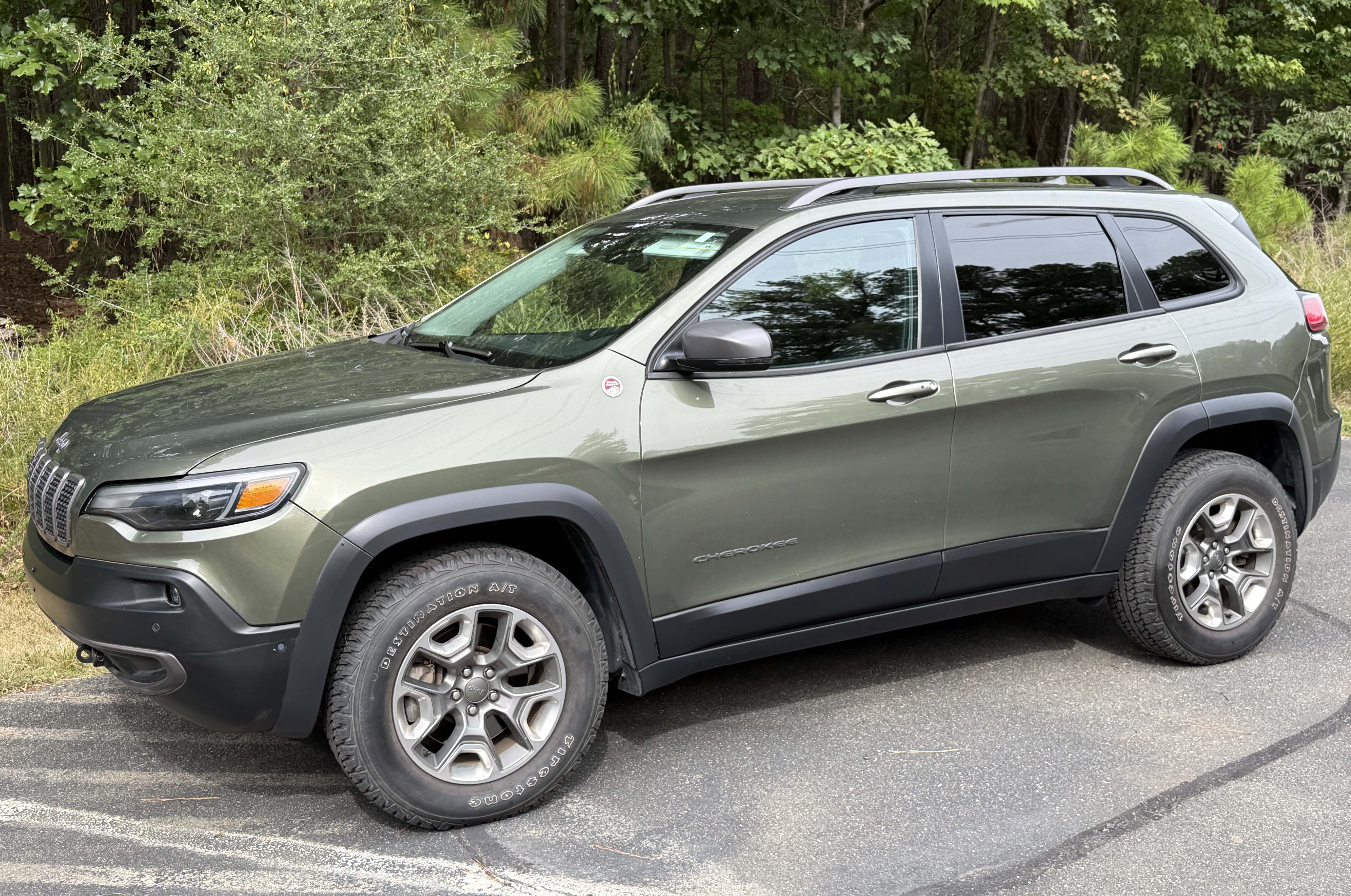 Used 2019 Jeep Cherokee Trailhawk AWD/4WD image 1