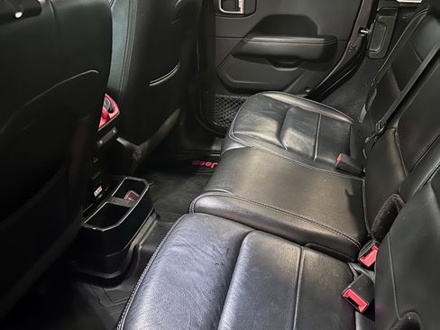 Used 2019 Jeep Wrangler Unlimited Sahara image 10