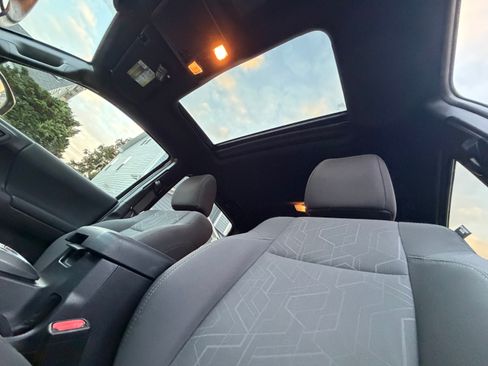 Used 2017 Toyota Tacoma TRD Sport image 16