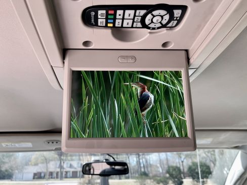 Used 2016 Chrysler Town & Country Touring image 26