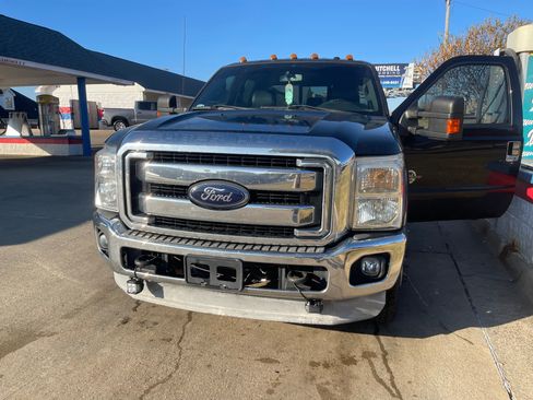 Used 2012 Ford F350 Lariat image 2