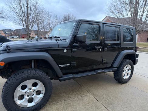 Used 2010 Jeep Wrangler Unlimited Sport image 1