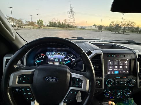 Used 2019 Ford F250 Lariat w/ Lariat Value Package image 5