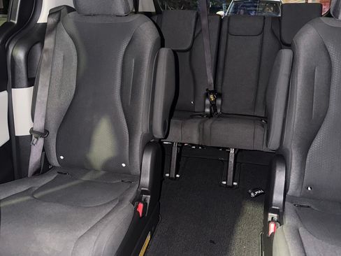 Used 2023 Kia Carnival LX FWD image 11