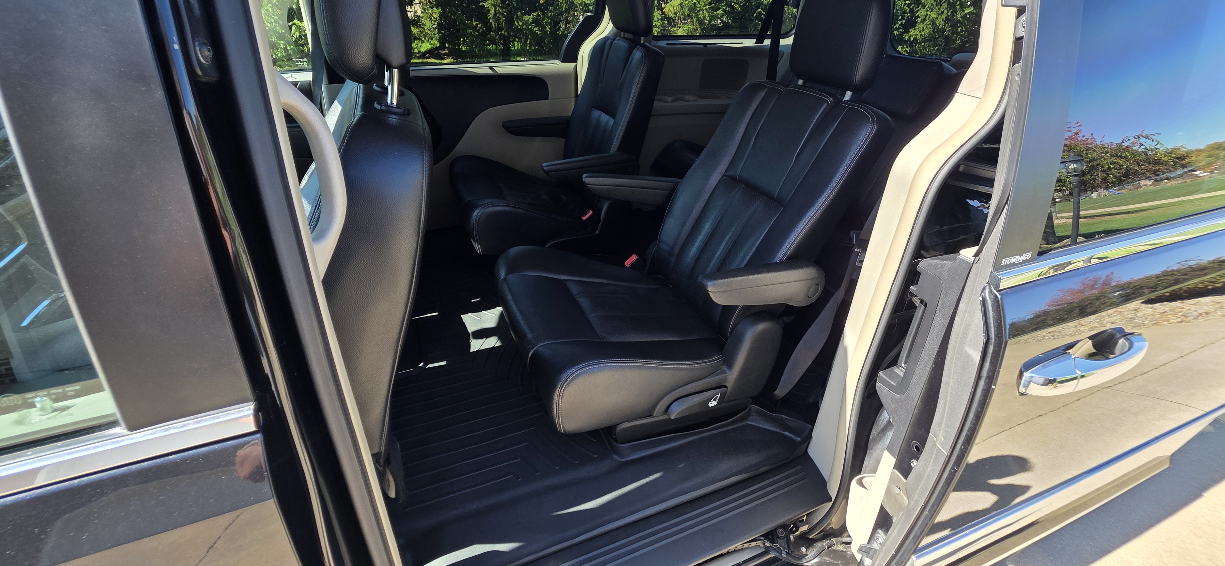 Used 2014 Chrysler Town & Country Touring-L w/ Driver Convenience Group FWD image 9