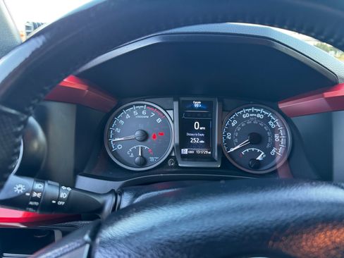 Used 2017 Toyota Tacoma TRD Off-Road w/ Premium & Technology Package AWD/4WD image 13