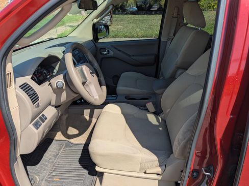 Used 2010 Nissan Frontier SE image 12