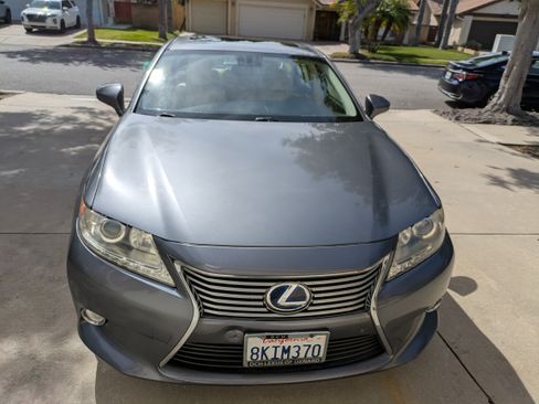 Used 2013 Lexus ES 300h w/ Luxury Pkg image 2