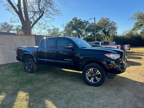 Used 2018 Toyota Tacoma TRD Sport image 1