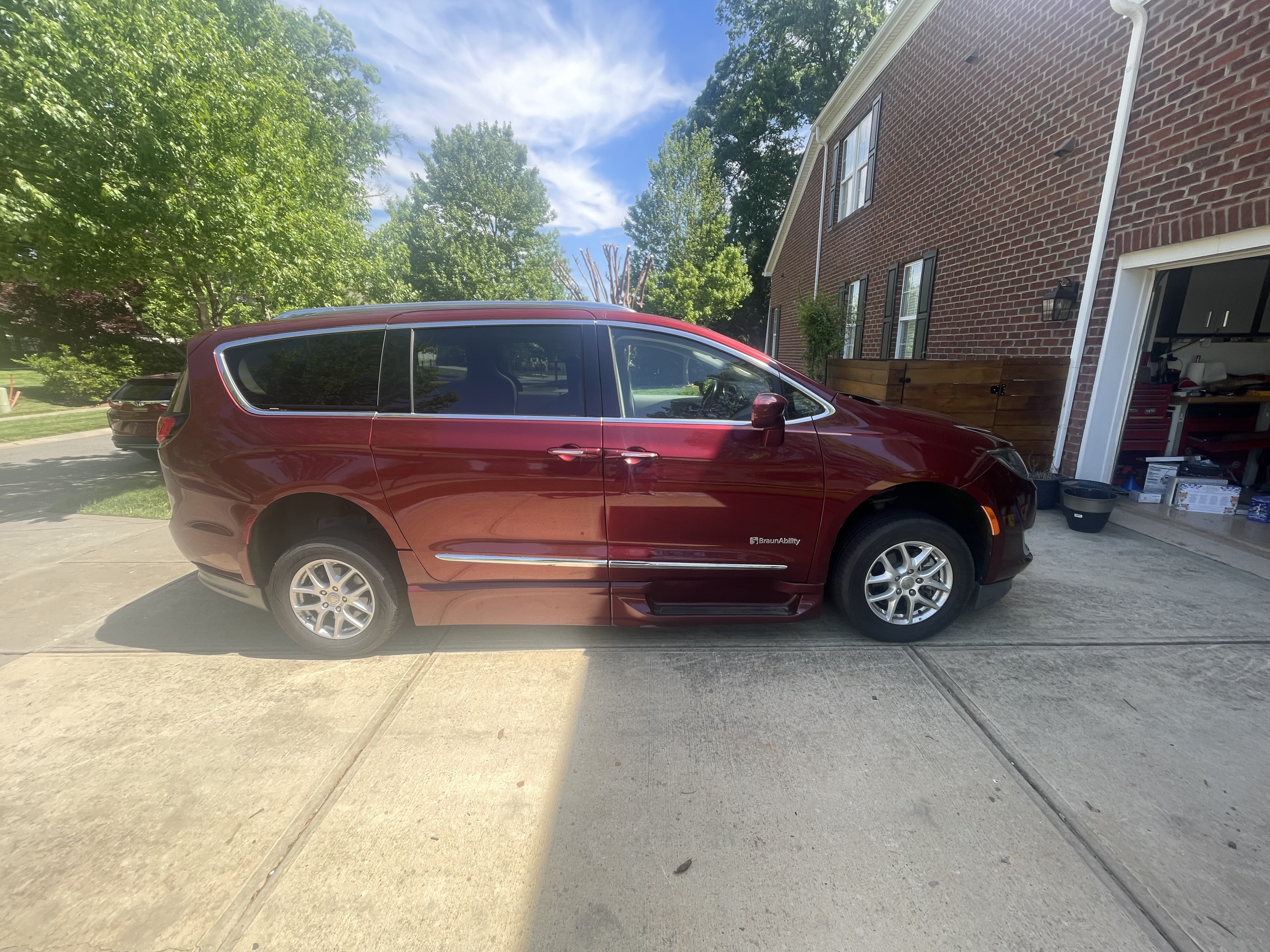 Used 2020 Chrysler Pacifica Touring-L FWD image 2
