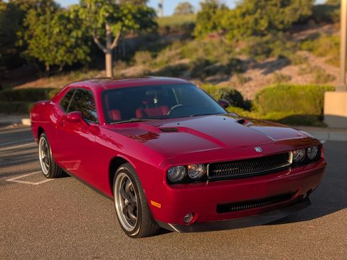 Used 2010 Dodge Challenger R/T image 1