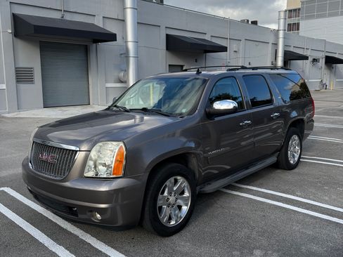Used 2011 GMC Yukon XL SLT w/ Regional Value Package image 2