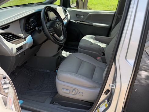 Used 2017 Toyota Sienna XLE w/ XLE Navigation Package FWD image 9