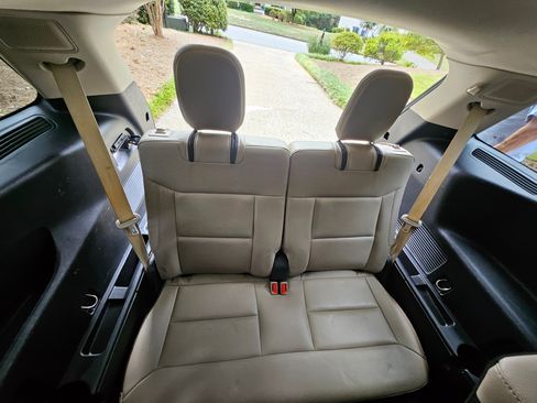 Used 2021 Ford Explorer Limited w/ Equipment Group 301A image 8