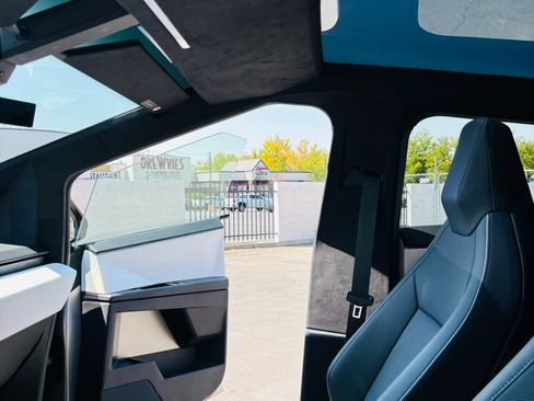 Used 2024 Tesla Cybertruck AWD Crew Cab image 19
