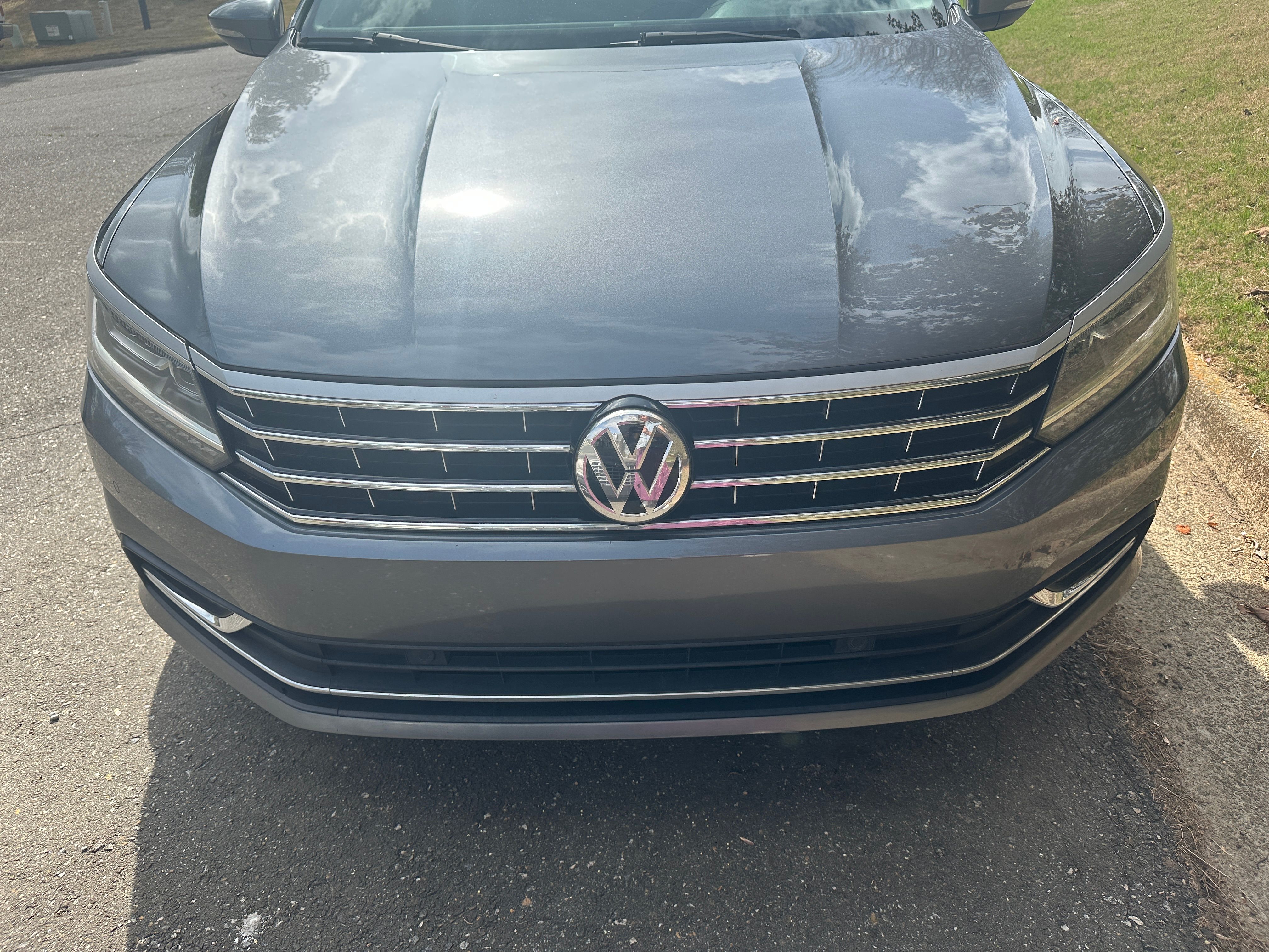Used 2018 Volkswagen Passat 2.0T SE FWD image 1