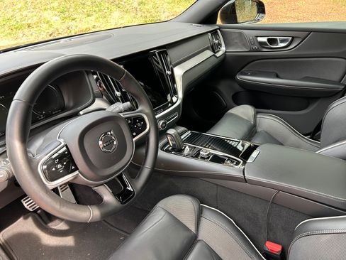 Used 2022 Volvo S60 T8 R-Design image 30