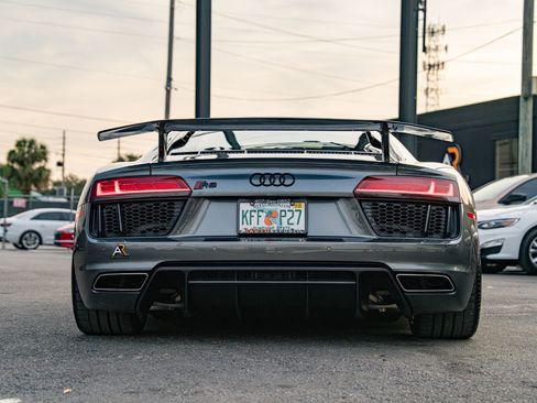 Used 2018 Audi R8 V10 w/ Carbon Exterior Package image 9