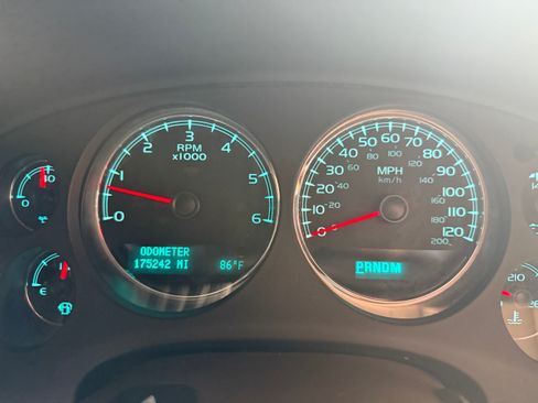 Used 2012 Chevrolet Suburban LT image 14