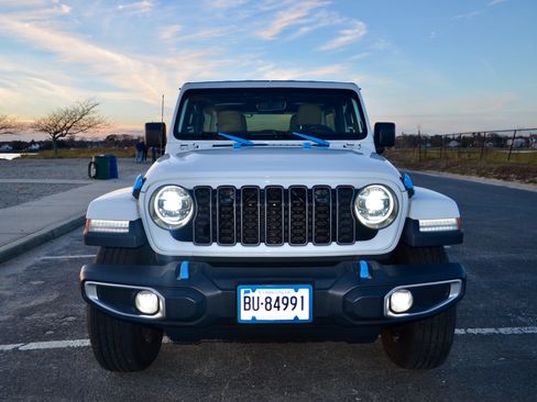 Used 2018 Jeep Wrangler Unlimited Sahara w/ Dual Top Group image 4