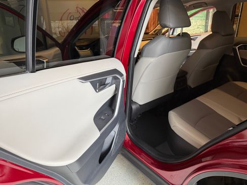 Used 2020 Toyota RAV4 Limited image 17