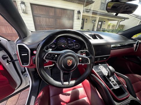 Used 2020 Porsche Cayenne AWD/4WD image 12