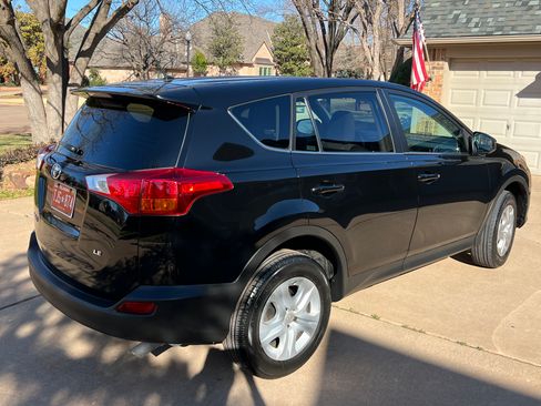 Used 2014 Toyota RAV4 LE image 9