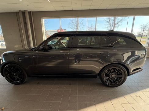 Used 2025 Land Rover Range Rover Long Wheelbase SE image 17