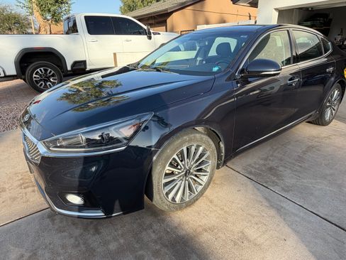 Used 2017 Kia Cadenza Premium w/ Luxury Package image 5