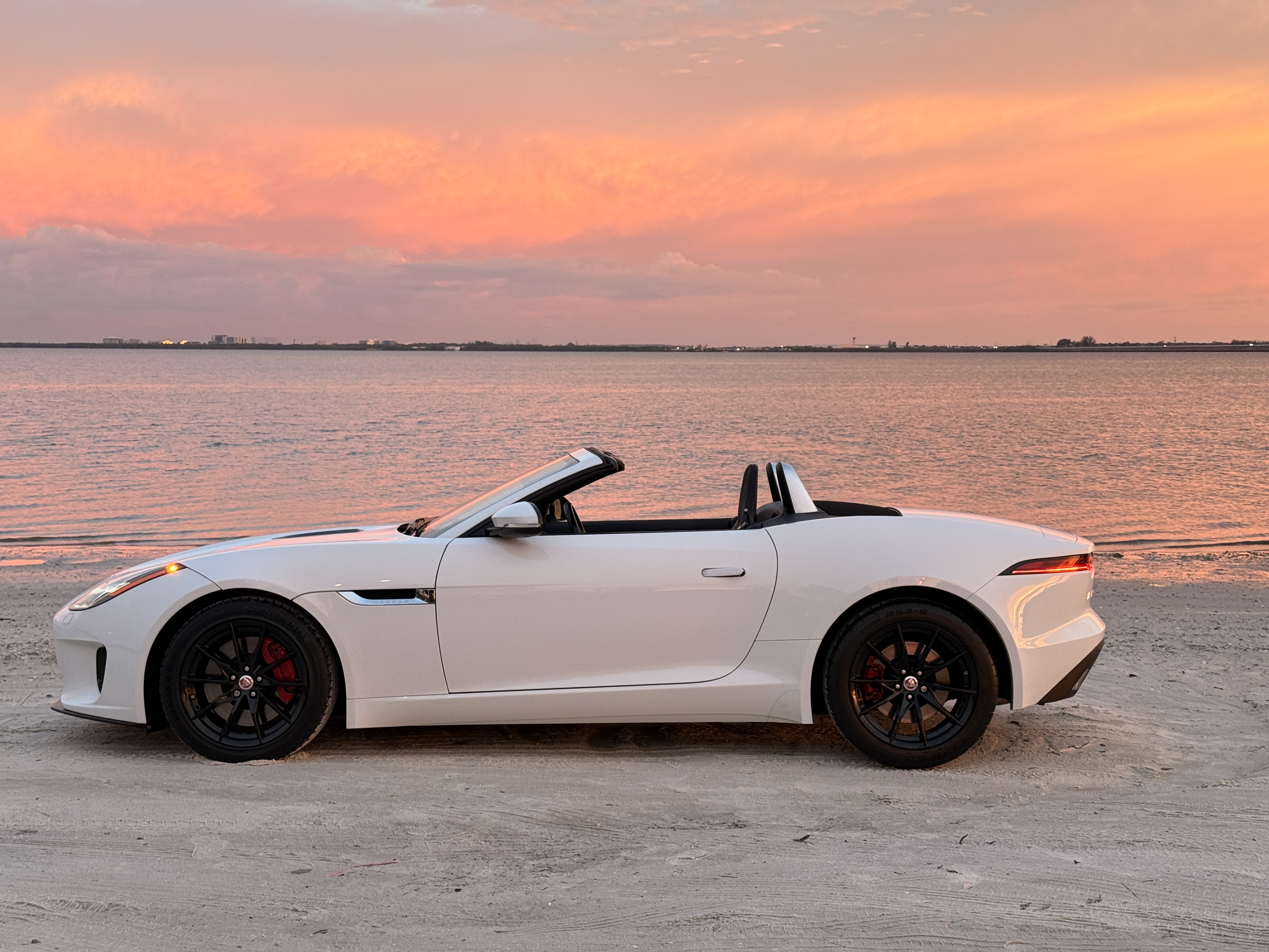 Used 2018 Jaguar F-TYPE Convertible RWD image 2