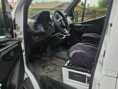 Used 2022 Mercedes-Benz Sprinter 2500 image 10