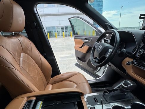 Used 2020 Toyota Highlander Platinum image 4