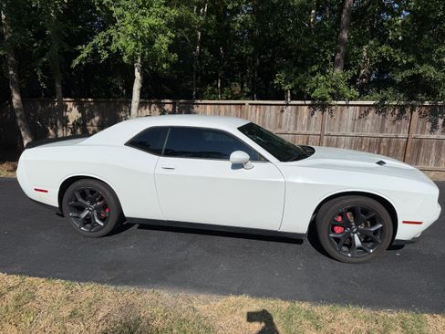 Used 2020 Dodge Challenger SXT w/ Blacktop Package RWD image 4