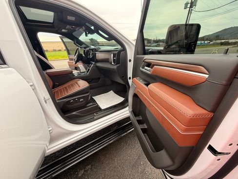 Used 2025 GMC Sierra 3500 Denali Ultimate image 16