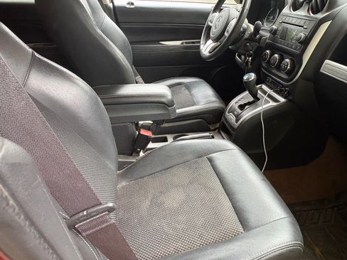 Used 2016 Jeep Compass Latitude FWD image 2