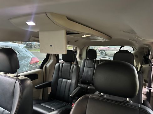 Used 2016 Chrysler Town & Country Touring FWD image 9
