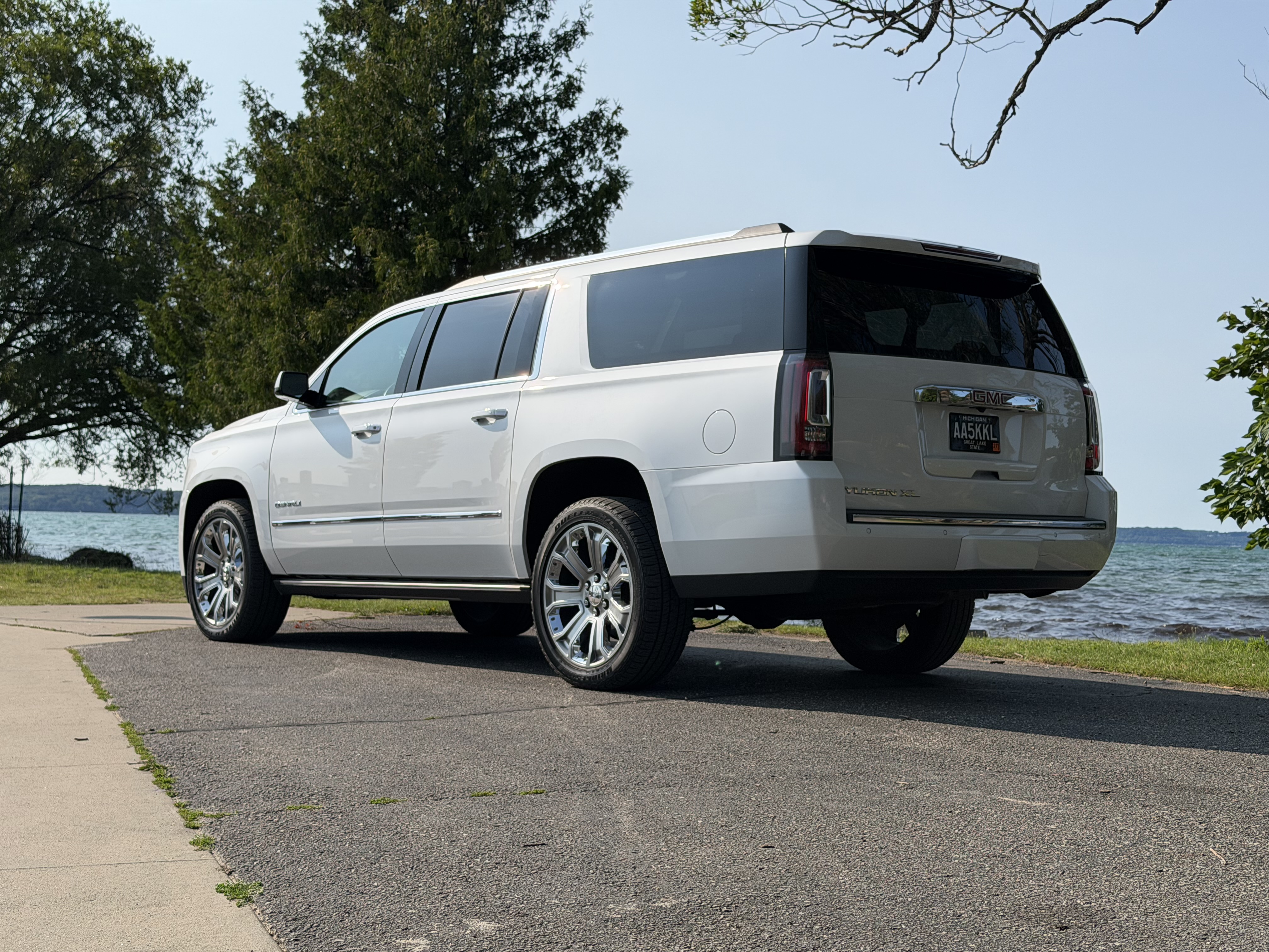 Used 2019 GMC Yukon XL Denali w/ Denali Ultimate Package AWD/4WD image 2