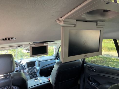 Used 2018 Chevrolet Suburban LT w/ LT Signature Package image 8