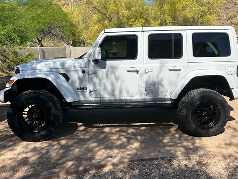 Used 2023 Jeep Wrangler Unlimited Sahara image 12