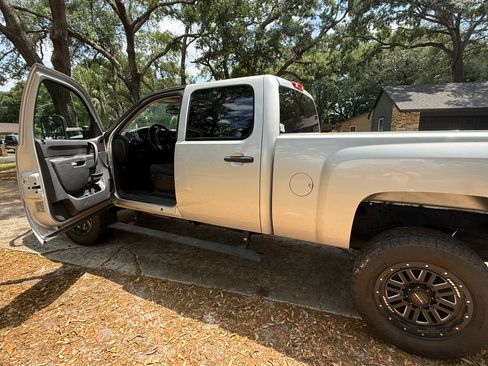 Used 2011 Chevrolet Silverado 2500 LT w/ Interior Plus Package image 8