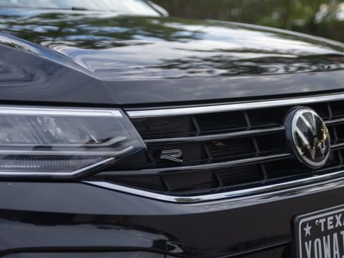 Used 2022 Volkswagen Tiguan SE R-Line image 2