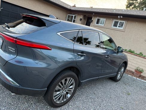 Used 2022 Toyota Venza XLE image 1