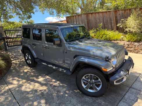 Used 2019 Jeep Wrangler Unlimited Sahara AWD/4WD image 4