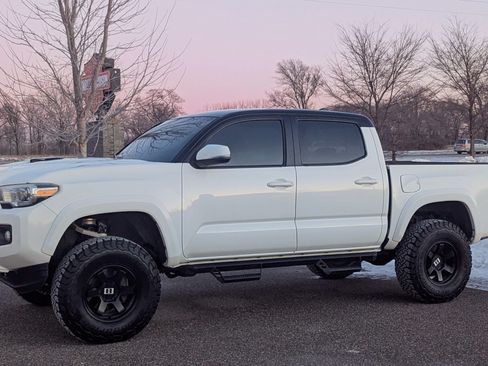 Used 2017 Toyota Tacoma TRD Sport w/ Tow Package AWD/4WD image 1
