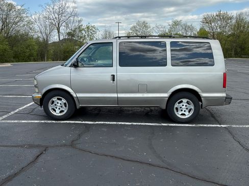 Used 2005 Chevrolet Astro Passenger AWD w/ LS Preferred Equipment Group image 2
