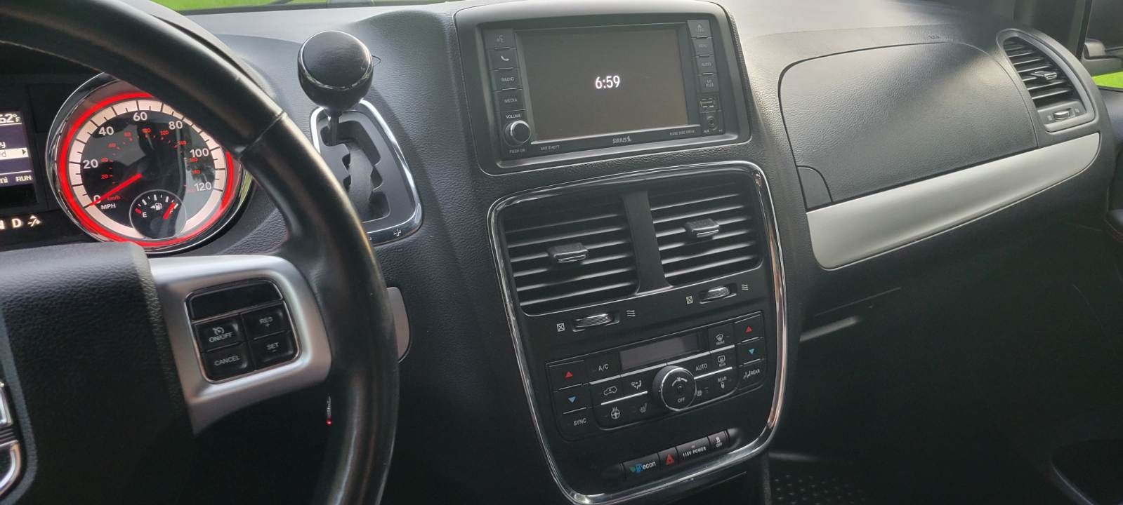 Used 2018 Dodge Grand Caravan GT FWD image 12