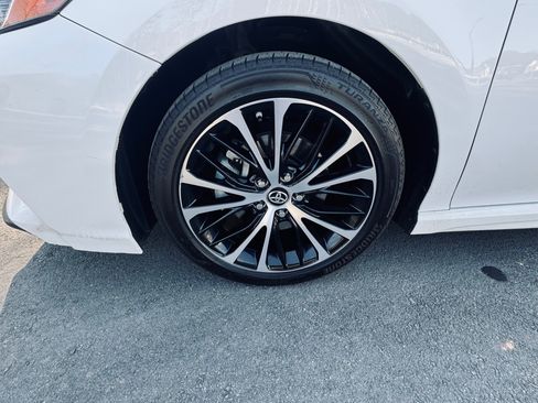 Used 2018 Toyota Camry SE w/ Moonroof Package image 18