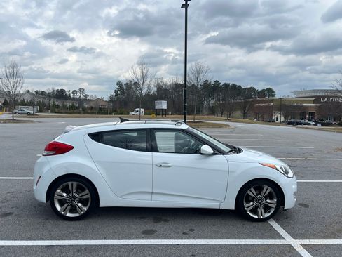 Used 2017 Hyundai Veloster Value Edition image 1