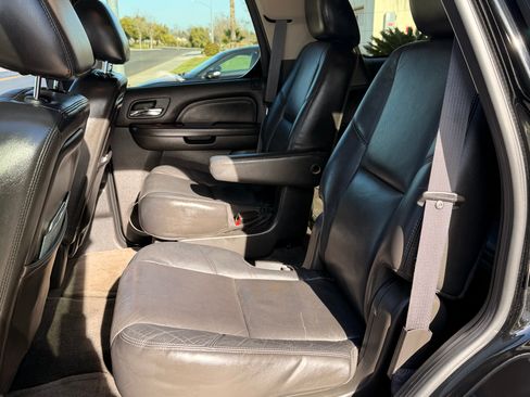 Used 2011 Cadillac Escalade Premium image 9