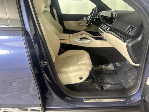 Used 2024 Mercedes-Benz GLS 450 4MATIC image 11